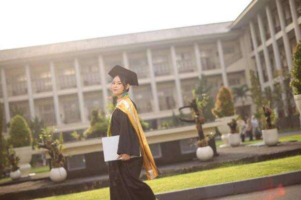 Amanda Eka Lupita, Lulusan S2 Termuda UGM di Usia 22 Tahun: Kisah dan Kiat Suksesnya