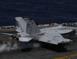 Dua Pesawat AS Jatuh di Laut Cina Selatan, Seluruh Kru Super Hornet & Sea Hawk Selamat