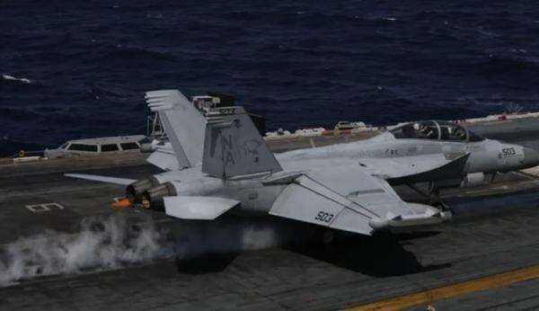 Dua Pesawat AS Jatuh di Laut Cina Selatan, Seluruh Kru Super Hornet & Sea Hawk Selamat