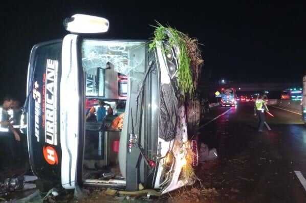 Bus PO Haryanto Terguling di Tol Batang, 3 Tewas: Ini Faktor Penyebab dan Bahaya Ban Aus