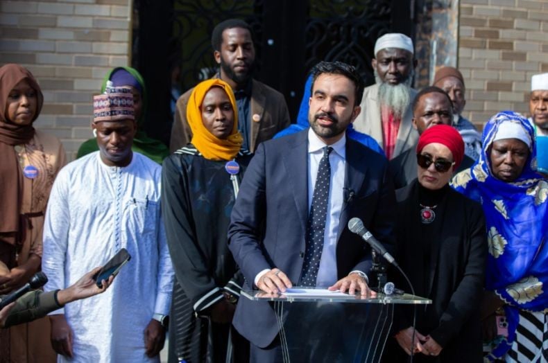 Andrew Cuomo Tertawa Saat Calon Wali Kota Muslim Dituding Sorak-Sorai 9/11