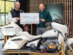 BMW R18 Transcontinental Eks Paus Leo XIV Terjual Rp 2,2 Miliar, Tandatangannya Bikin Harga Melambung!
