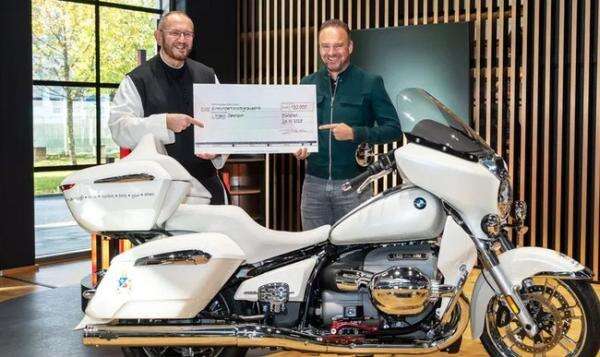 BMW R18 Transcontinental Eks Paus Leo XIV Terjual Rp 2,2 Miliar, Tandatangannya Bikin Harga Melambung!