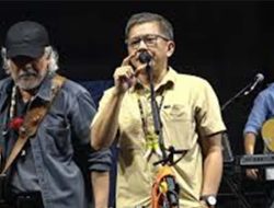Rocky Gerung Sindir Politik di Konser Iwan Fals: Anak Sekecil Itu Disuruh Jadi Wapres! Viral