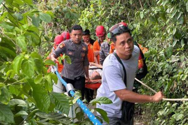 Wisatawan AS Patah Tulang Usai Terpeleset di Tangga Curam Atuh Beach Nusa Penida, Ini Kronologi Evakuasinya