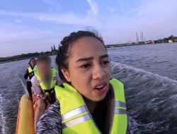 Azia Riza Gagal Gaya di Banana Boat, Ekspresi Dramatisnya Bikin Ngakak!