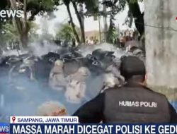 Demo Ricuh di DPRD Sampang, Polisi Tembakkan Gas Air Mata ke Massa Pilkades