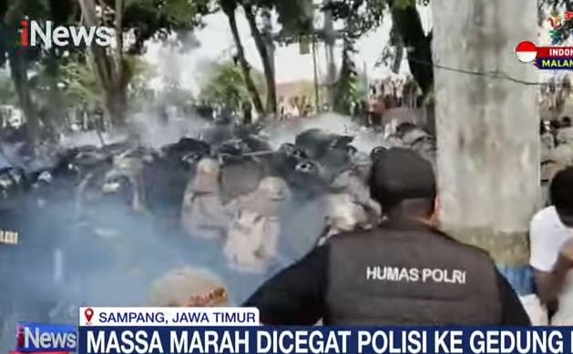 Demo Ricuh di DPRD Sampang, Polisi Tembakkan Gas Air Mata ke Massa Pilkades