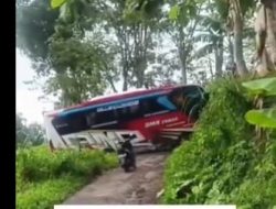 Bus Ziarah Wali Songo Tersesat di Jalan Sempit Pati, Ternyata Ini Penyebabnya!