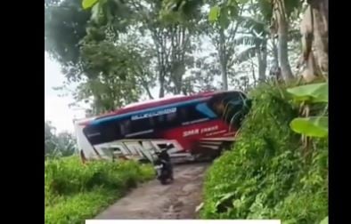 Bus Ziarah Wali Songo Tersesat di Jalan Sempit Pati, Ternyata Ini Penyebabnya!