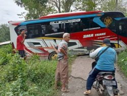 Bus Rombongan Peziarah Terperosok di Tanjakan Pati, Diduga Akibat Google Maps!