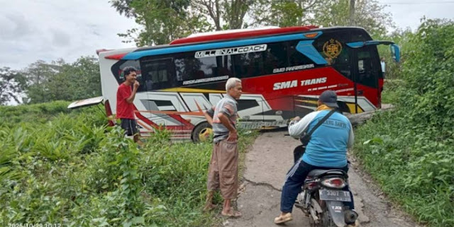 Bus Rombongan Peziarah Terperosok di Tanjakan Pati, Diduga Akibat Google Maps!