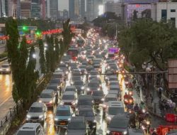 Jakarta Lumpuh! Kemacetan Parah dan Banjir Landa Ibu Kota Usai Hujan Deras Sore Ini