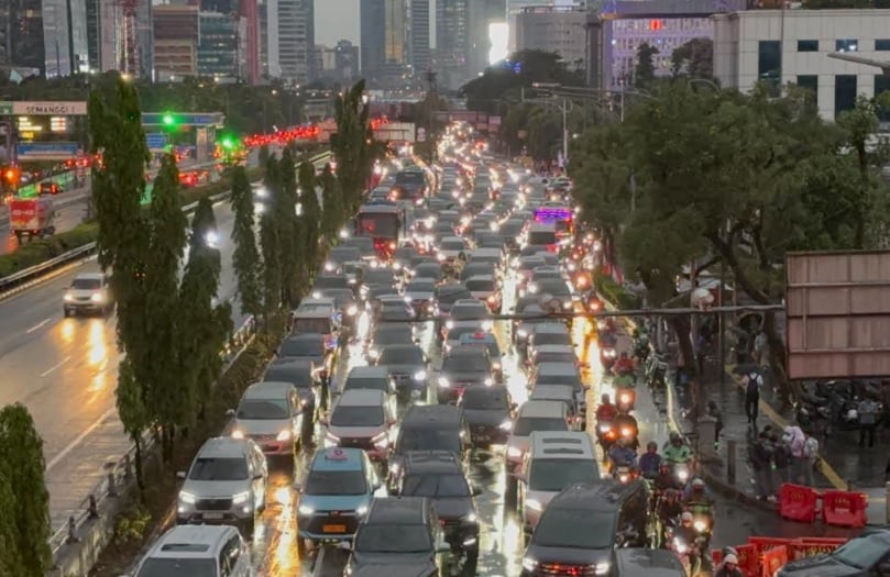 Jakarta Lumpuh! Kemacetan Parah dan Banjir Landa Ibu Kota Usai Hujan Deras Sore Ini