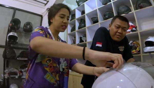 Azia Riza Cuci Helm, Ekspresi Jijiknya Bikin Ngakak!