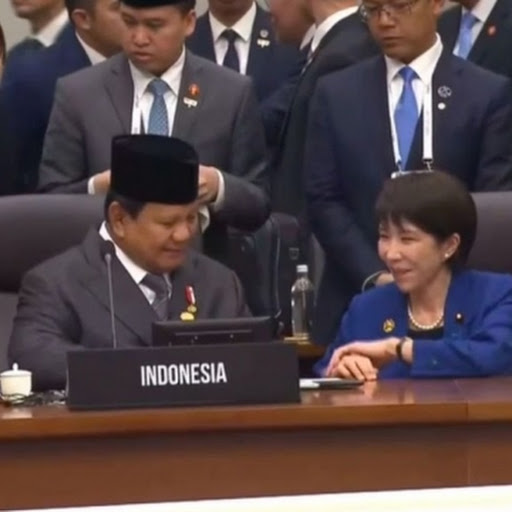 Momen Viral PM Jepang Sanae Takaichi Geser Kursi Dekati Prabowo di APEC 2025
