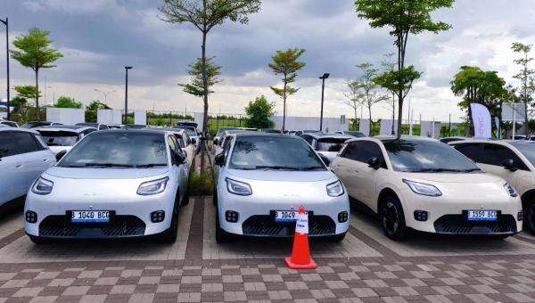 GAC Indonesia Targetkan Produksi 2.000 Unit Aion UT di 2025, Harga Mulai Rp325 Juta