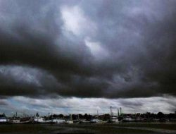 Waspada Puncak Musim Hujan 2025-2026: BMKG Prediksi Cuaca Ekstrem & Ancaman Banjir-Tanah Longsor