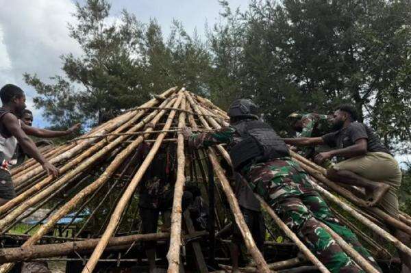 TNI Bantu Renovasi Rumah Adat Honai di Lanny Jaya, Bukti Sinergi dengan Warga Papua