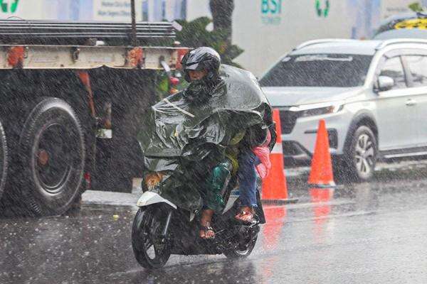 Waspada Hujan Petir di Jakarta Pagi Ini: BMKG Imbau Jakbar, Jaksel, Jaktim