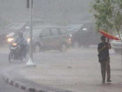 BMKG: Waspada Hujan Petir di Jakarta & Status Siaga Banten-Jateng Hari Ini