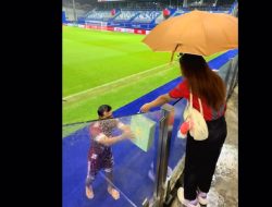 Gadis Thailand Rela Hujan-Hujanan Demi Pratama Arhan, Bukti Popularitasnya Melejit