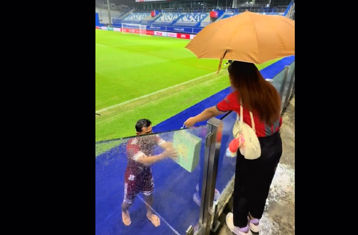 Gadis Thailand Rela Hujan-Hujanan Demi Pratama Arhan, Bukti Popularitasnya Melejit