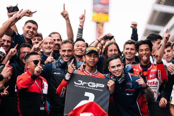 Kiandra Ramadhipa Juara FIM JuniorGP Barcelona 2025, Start dari Posisi 24!