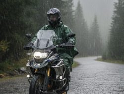 Jas Hujan Setelan vs Ponco: Mana yang Lebih Aman & Anti Kecelakaan?