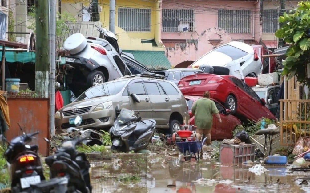 Topan Kalmaegi Hantam Filipina: 58 Tewas, Mobil Hanyut seperti Mainan