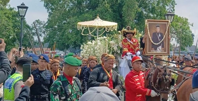 Ribuan Warga Solo Iringi Kepergian Jenazah PB XIII, Suasana Haru dan Penuh Loyalitas