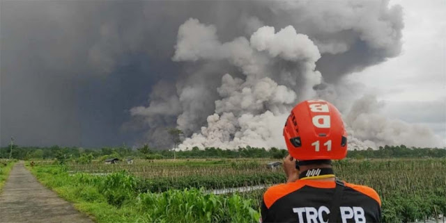 Erupsi Gunung Semeru 2025: Status Awas, 300 Warga Dievakuasi | Update Terkini