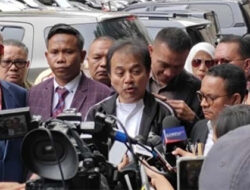 Roy Suryo Dicekal ke Luar Negeri & Wajib Lapor Seminggu Sekali, Ini Kasus Ijazah Jokowi