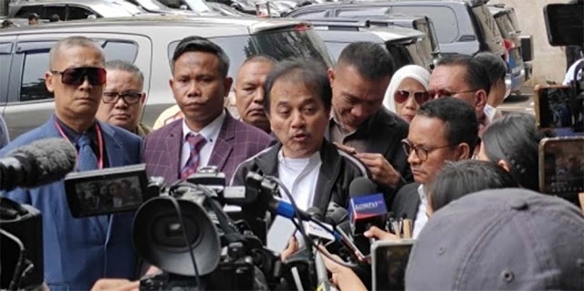 Roy Suryo Dicekal ke Luar Negeri & Wajib Lapor Seminggu Sekali, Ini Kasus Ijazah Jokowi