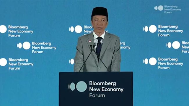 Analisis Jokowi Pilih Forum Bloomberg Ketika Sidang Ijazah Palsu Bergulir