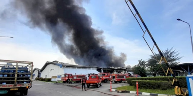 Kebakaran Pabrik Tekstil PT TAK di Cikarang: Seluruh Karyawan Berhasil Dievakuasi