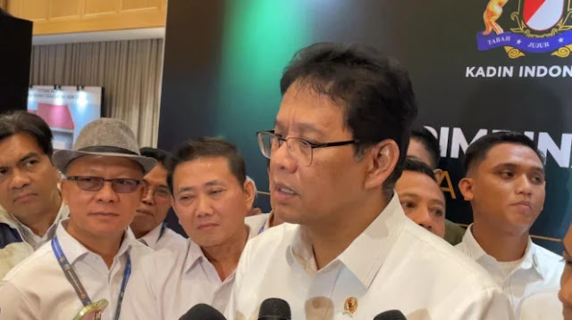 Menkeu Purbaya Larang Baju Bekas Ilegal, Target Pertumbuhan Ekonomi 8%