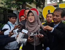 Dokter Tifa Soroti Sinyal Bareskrim Usut Koran Pengumuman Jokowi di UGM: Analisis Kejanggalan Ijazah