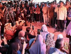 Presiden Prabowo Tinjau Banjir Sumatera: Janji Bantuan & Dampingi Korban