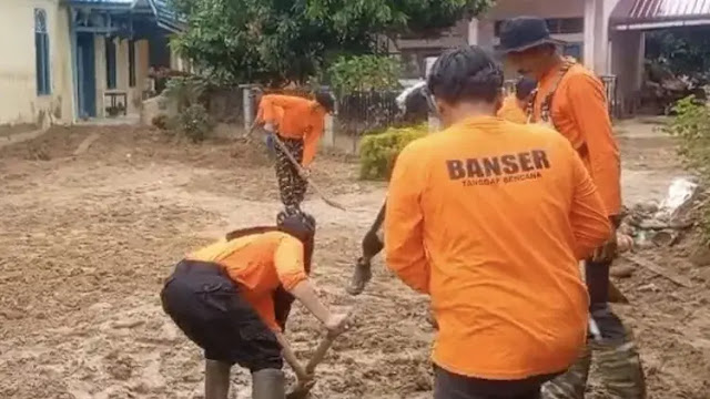 Banser Bersihkan Gereja HKBP Sibolga Terdampak Banjir Bandang Sumut Jelang Natal