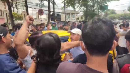 Unjuk Rasa Ricuh di PN Sungguminasa Gowa: Jalan Trans Sulawesi Macet Akibat Demo Tolak Pungli PTSL