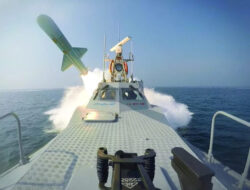 Latihan Militer Iran di Selat Hormuz: Respons Langsung Ancaman Serangan AS