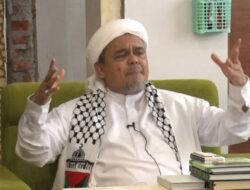 Habib Rizieq Kritik Pandji Pragiwaksono: Jangan Lecehkan Salat, Demo dan Laporan Polisi Bergulir