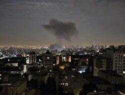 Ledakan di Teheran: Uji Coba Militer Iran, Trump Kirim Kapal Induk & Peringatkan Waktu Semakin Menipis