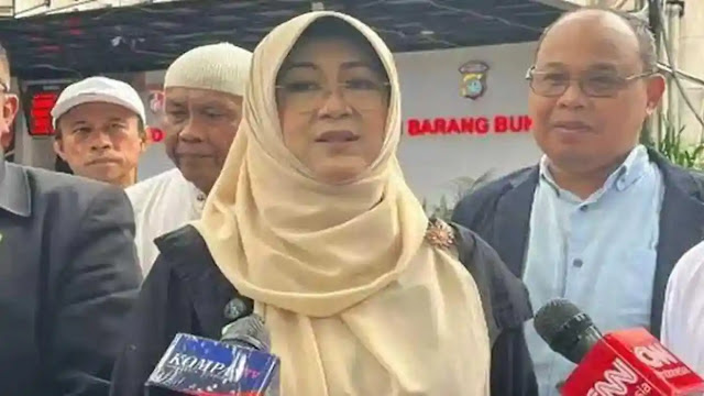 Dokter Tifa Klaim 99,9% Ijazah Jokowi Palsu, Tuntut Transparansi 709 Dokumen Pendidikan