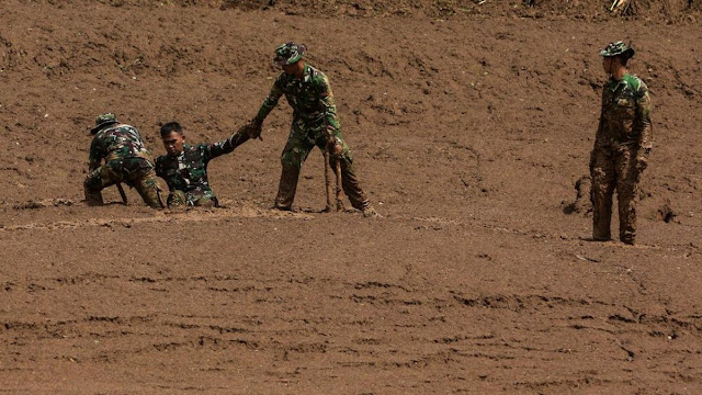 Longsor Cisarua Bandung: 23 Marinir Tertimbun, 4 Meninggal Dunia | Update Evakuasi