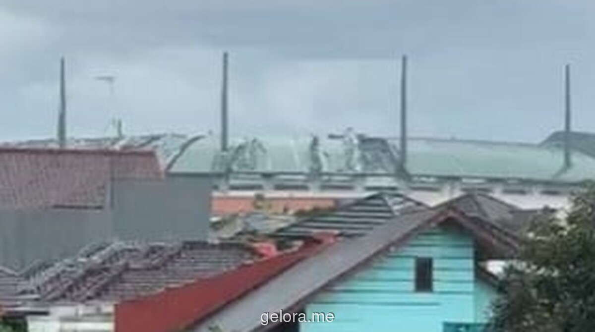 Hujan Deras dan Angin Kencang Rusak Atap Stadion Pakansari di Bogor