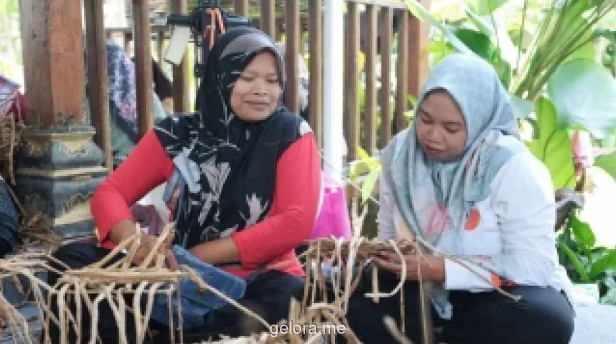 Wamensos Dorong Warga Borobudur Tingkatkan Ekonomi lewat Anyaman Eceng Gondok