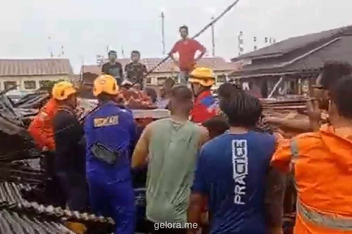 Penjual Keliling Tewas Tertimpa Bangunan Roboh Diterjang Angin Kencang di Balikpapan
