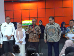 Warga Antre Tertui di Tengah Hujan untuk Ambil BLTS Rp900 Ribu di Kantor Pos